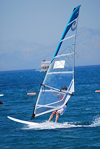 移动时的风向男人浪者飞溅运动风帆木板图片