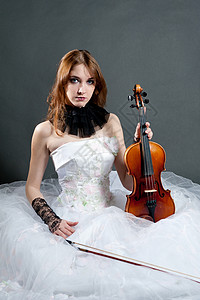 穿着白衣服的女孩和小提琴女孩们木头细绳音乐家魅力成人艺术家乐感音乐演员图片