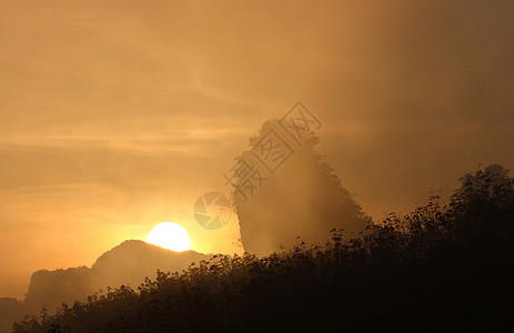 日出天空橙子戏剧性太阳旅行爬坡岩石阳光假期地平线图片