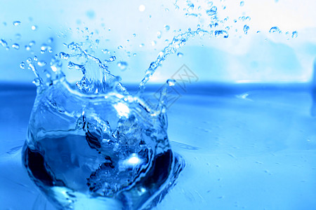 水喷水口渴水滴美丽温泉运动圆圈宏观蓝色白色波纹图片