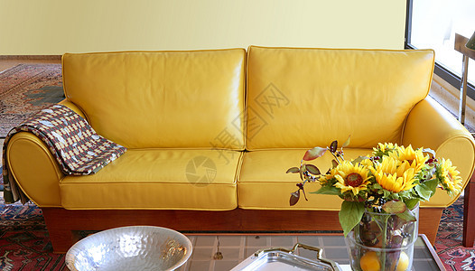 黄色沙发内向日葵花花束图片
