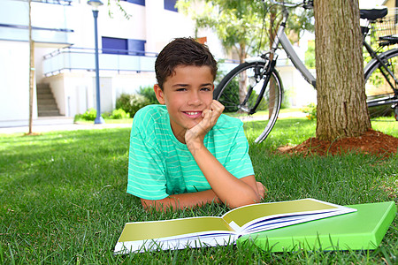 学习打绿草园的少年男孩自行车男生男人学校男性手势青年孩子图书花园图片