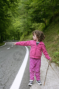 在森林路上可爱的小女孩乐趣街道喜悦树木孩子女孩女孩们自由童年裙子图片