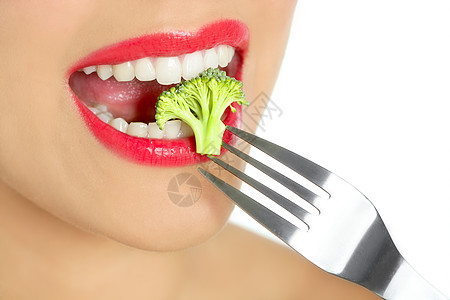 女人嘴中钢叉上的花椰子饮食嘴唇口红化妆品宏观牙齿女士蔬菜微笑食物图片