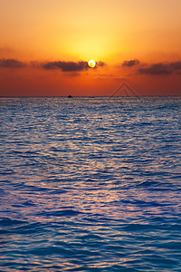 地中海海日日夕阳日落 阳光照耀晴天场景波纹橙子戏剧性蓝色紫色天空反射云景图片