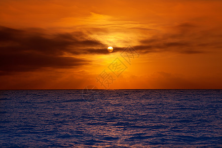 金色的日出 有太阳和海云海景地平线旅行场景戏剧性风景波纹天空气候天气图片