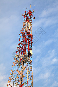 蓝色天空的电信无线电天线塔台图片