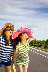 快乐的姑娘们看着天空 享受暑期工作背景图片