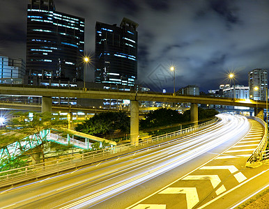 夜间在城市高速公路上交通地标城市场景驾驶景观旅行公共汽车戏剧性蓝色建筑图片
