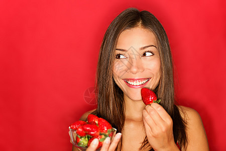 女孩吃草莓维生素饮食季节小吃水果浆果快乐女士女孩们女性图片