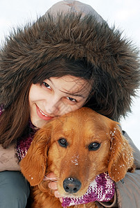 微笑的女孩和她的狗朋友们动物青少年情感鼻子亲热夹克猎犬倾斜拥抱图片