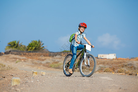 少女骑着自行车看风景 坐着自行车幸福女性青年青少年享受山地头盔微笑闲暇场地图片