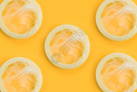 橙色背景下的避孕套图片