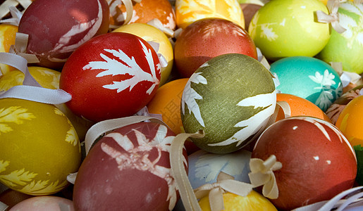 装饰性东经鸡蛋装饰绿色颂歌传统红色假期棕色丝带黄色食物图片