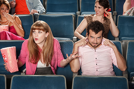 三高人群沮丧的妇女男性团体食物座位椅子女性女士情感耳朵电影背景