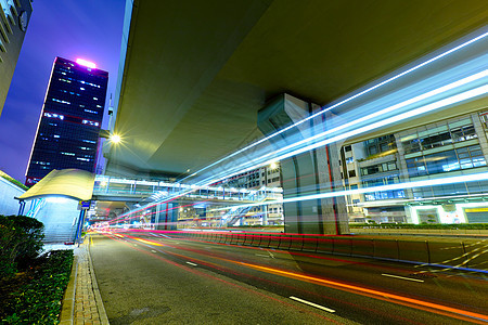 夜间交通的灯光小路踪迹运输景观公共汽车车道曲线辉光城市市中心分频器图片