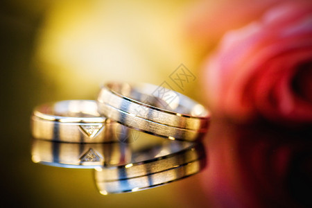 带花束的结婚戒指订婚已婚夫妻珠宝宏观圆圈丝绸金子联盟合金图片