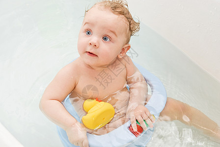 婴孩婴儿浴缸洗澡喜悦男生飞溅儿子新生卫生童年肥皂图片