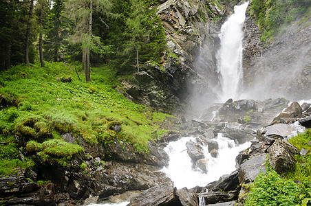 水力发电意大利山区的萨恩特瀑布瀑布木头流动液体运动岩石速度植物力量荒野图片