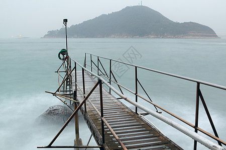 康公在海中游泳脚步金属平台运动石头反射旅行岩石码头海滩图片