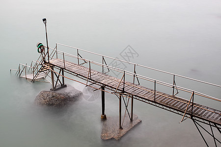 康公在海中游泳脚步海滩场景岩石反射平台码头石头金属旅行图片