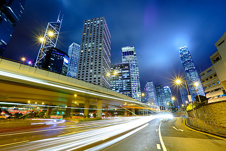 夜间交通灯光小路和城市市中心车道速度景观辉光货车曲线戏剧性尾灯蓝色图片