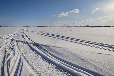 雪橇轨道上的冰裂缝图片