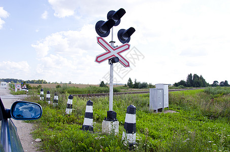 穿越公路交通灯的汽车站车站铁路图片