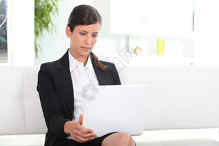 办公室使用笔记本电脑的女商务人士职业套装网络网站职场白色会议裙子淑女视频图片