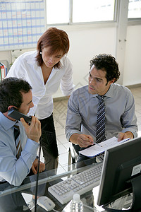 办公室使用寿命微笑团体工作伙伴笔记本管理人员男人电脑职场女性背景
