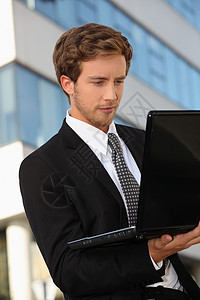 笔记本电脑上的商务人士棕色配置文件头发销售量领带经理胡子企业家跟单员图片