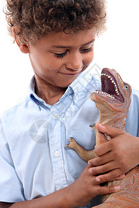和恐龙玩耍的小男孩图片