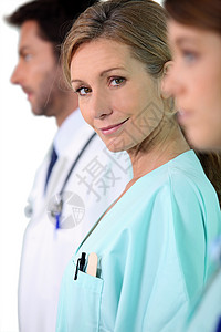 女护士站在两个同事中间的两名同事中间图片