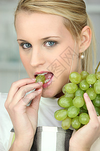 妇女吃白葡萄图片