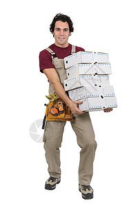 男子携带纸板纸箱图片