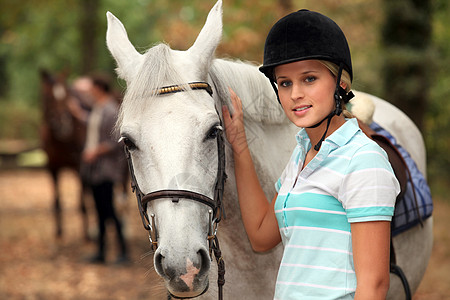 女孩骑着白马图片