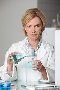 科学家在实验室工作治愈药品学习科学液体解决方案女性逻辑化学实验图片