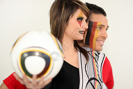 支持德国足球的年轻夫妇图片