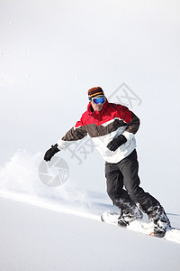 滑雪运动员以高速下山图片