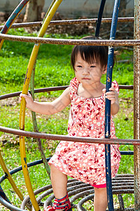 亚裔小女孩在游乐场玩耍压力疼痛失败阻挠微笑孩子打败哭泣屈辱苦恼图片