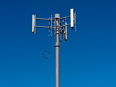 蓝色天空金属塔顶上的移动电话天线手机机动性车站细胞全球收发器桅杆广播通讯网络图片