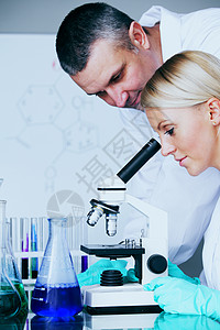 化学实验室中的科学家微生物学女性实验研究团队科学工作化学家手套生物学图片