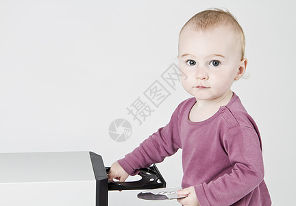 玩CD游戏的幼儿光盘中性托盘婴儿水平电脑背景孩子灰色电子产品图片
