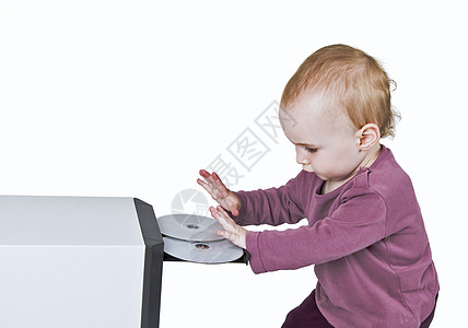 玩CD游戏的幼儿硬件孩子儿童婴儿白色光盘技术电脑数据电子产品图片