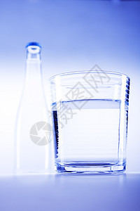 纯净 清水杯中的清水瓶装矿物茶点玻璃饮食水合物蓝色液体塑料口渴图片