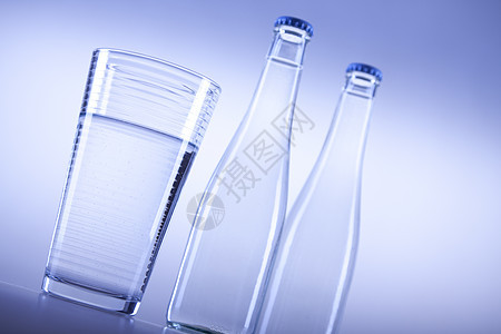 纯净 清水杯中的清水液体瓶子生活茶点玻璃蓝色食物瓶装飞沫口渴图片