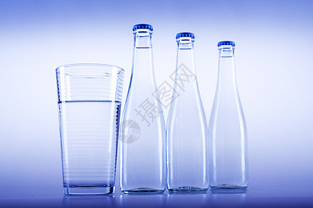 纯净 清水杯中的清水水合物运动玻璃苏打食物茶点蓝色塑料瓶装液体图片