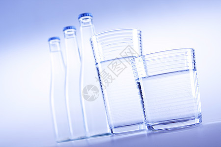 纯净 清水杯中的清水瓶装矿物食物运动蓝色茶点塑料苏打补水玻璃图片