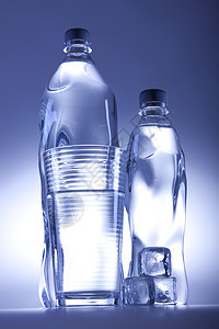 瓶子和杯子中的饮用水生活液体瓶装塑料蓝色运动矿物茶点玻璃水合物图片