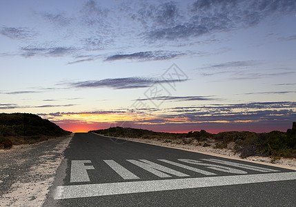 通往完工的道路街道沥青成功生活指针插图天空公路小路挑战图片